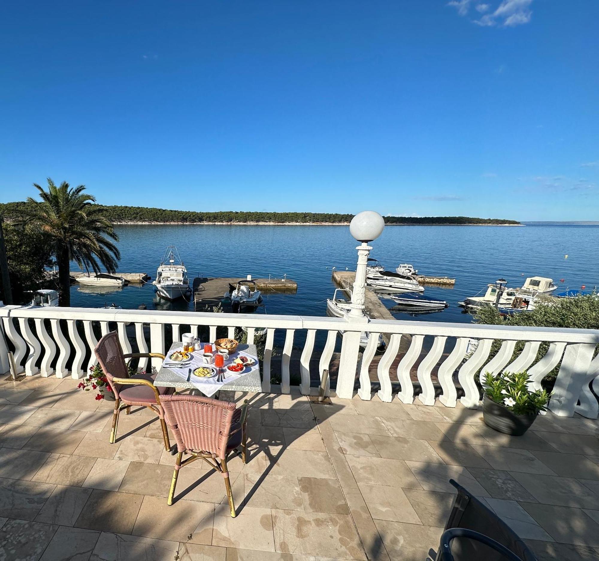 Apartments And Rooms Vinko Barbat na Rabu Екстериор снимка